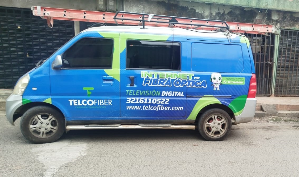 Vehículo Telcofiber con publicidad de internet por fibra óptica
