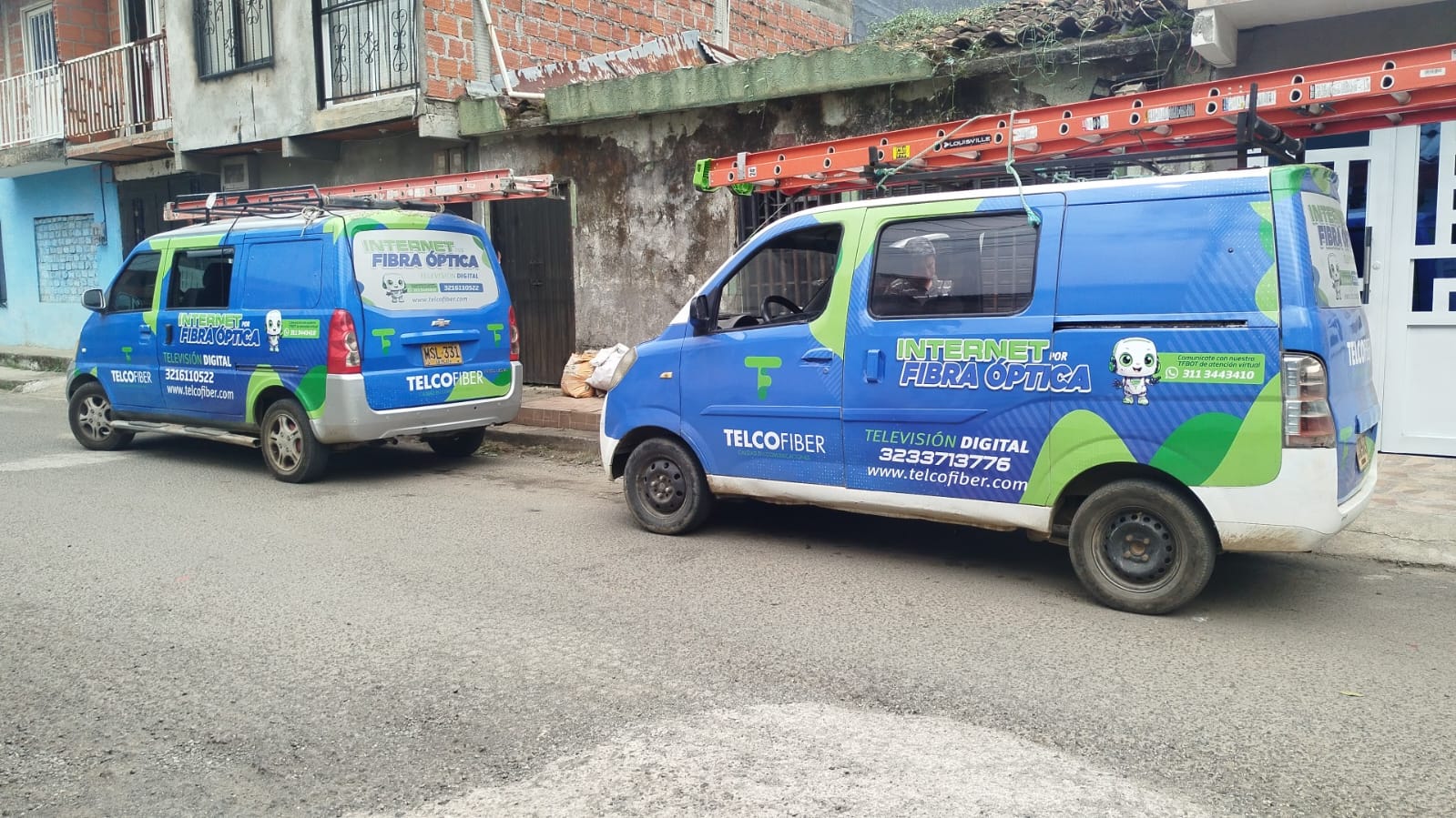 Dos vehículos Telcofiber en operación